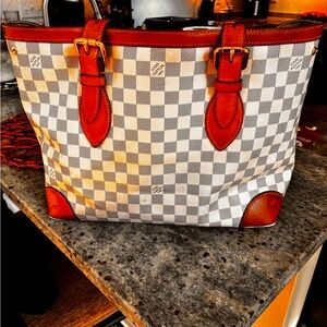LOUIS VUITTON
Damier Azur Hampstead MM